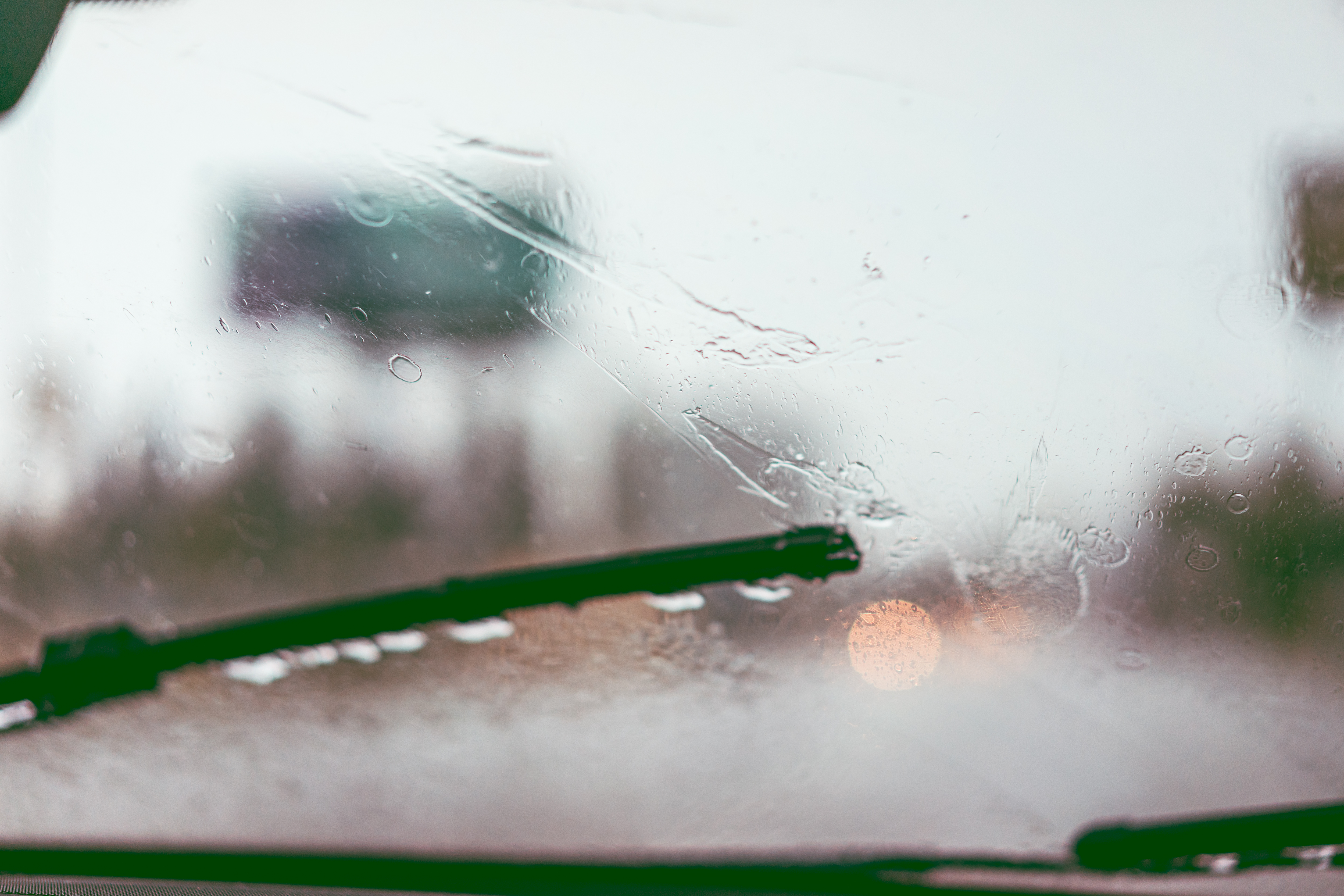 driving-in-the-rain-windshield-wipers-picjumbo-com (1)