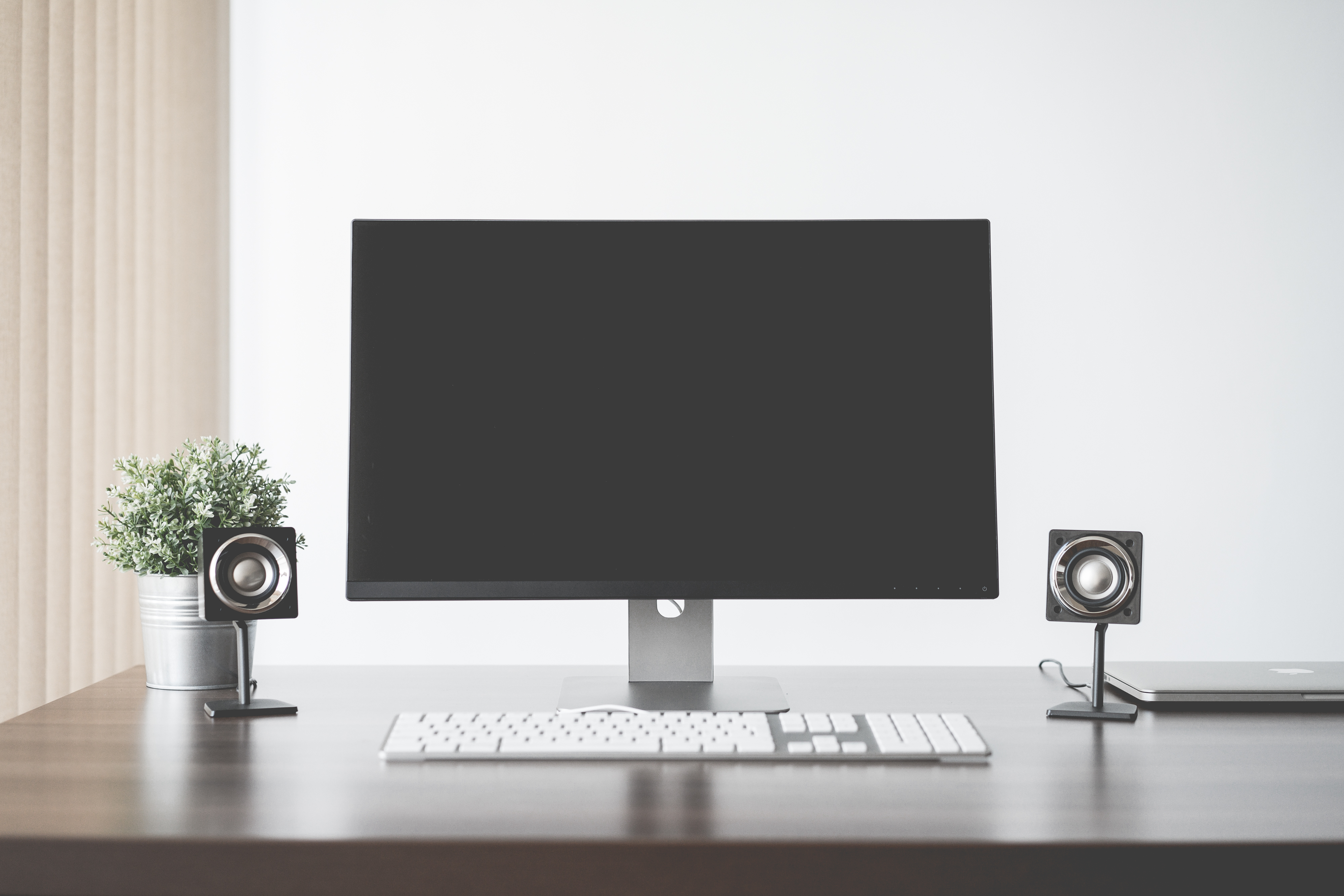 minimalistic-and-clean-home-office-cumputer-setup-picjumbo-com