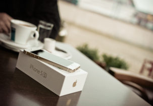 new-iphone-5s-gold-in-cafe-picjumbo-com (1)