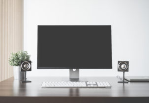 minimalistic-and-clean-home-office-cumputer-setup-picjumbo-com (1)